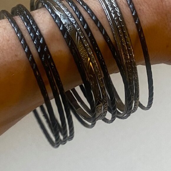 Vintage Bangle Lot 24 bangles Silver tone, black, copper tone and charcoal - Picture 2 of 9